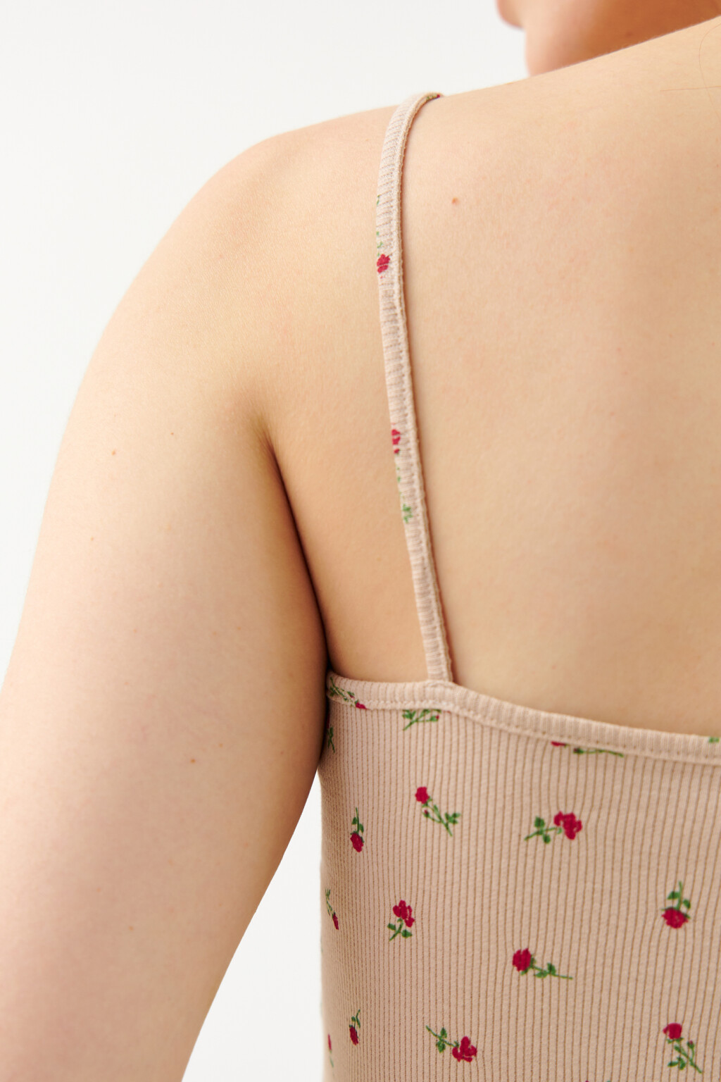 Майка-топ хлопковая укороченная на тонких бретелях - цвет бежевый - 6