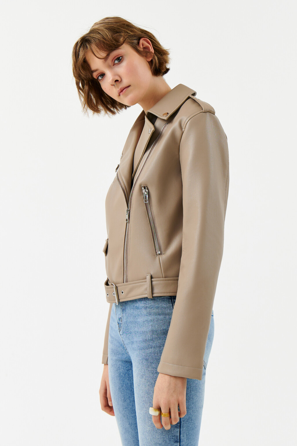 Куртка-косуха из искусственной кожи с ремнем - цвет бежевый - 3