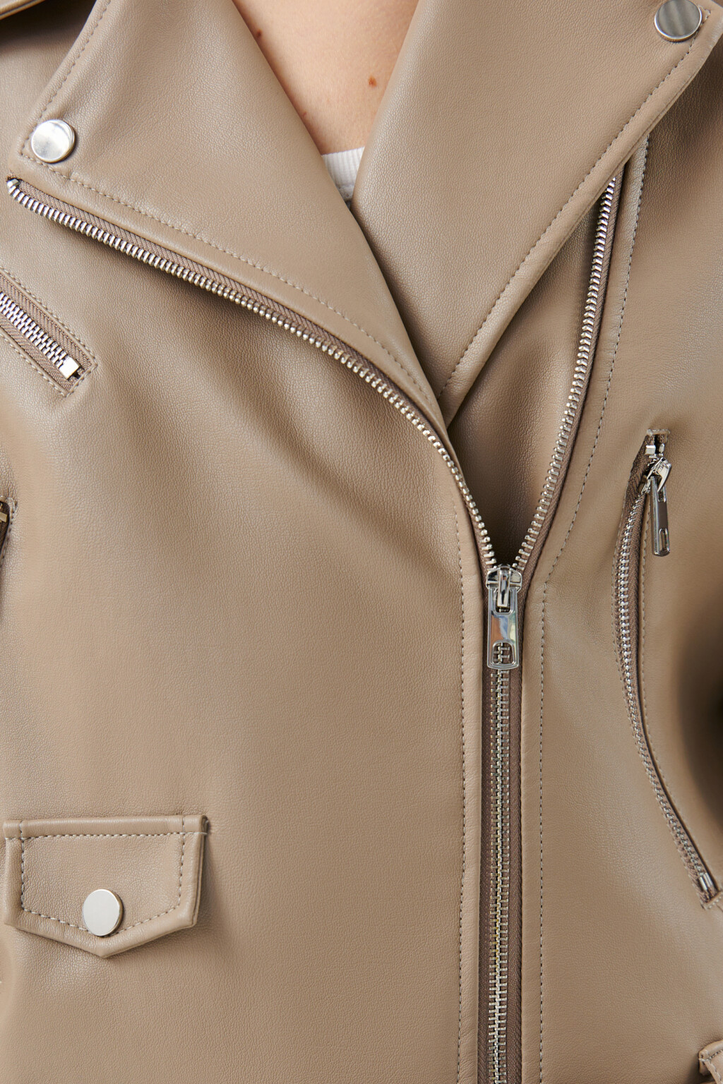Куртка-косуха из искусственной кожи с ремнем - цвет бежевый - 5