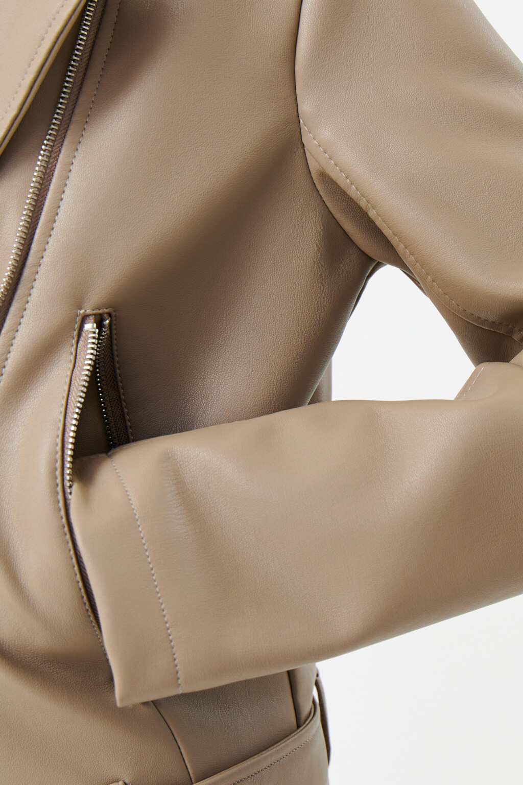 Куртка-косуха из искусственной кожи с ремнем - цвет бежевый - 6