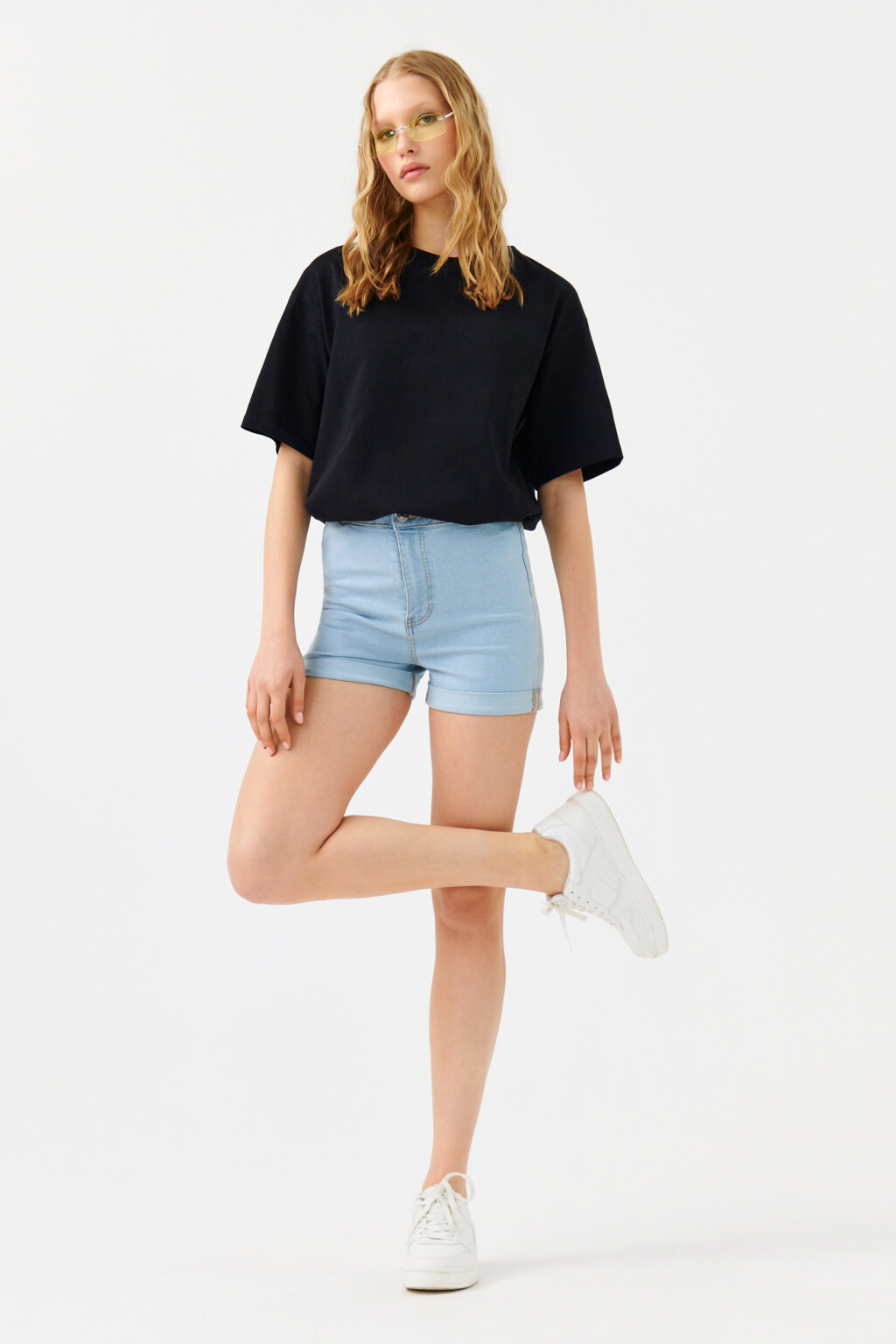 Шорты мини джинсовые облегающие с подворотами - цвет голубой - 4