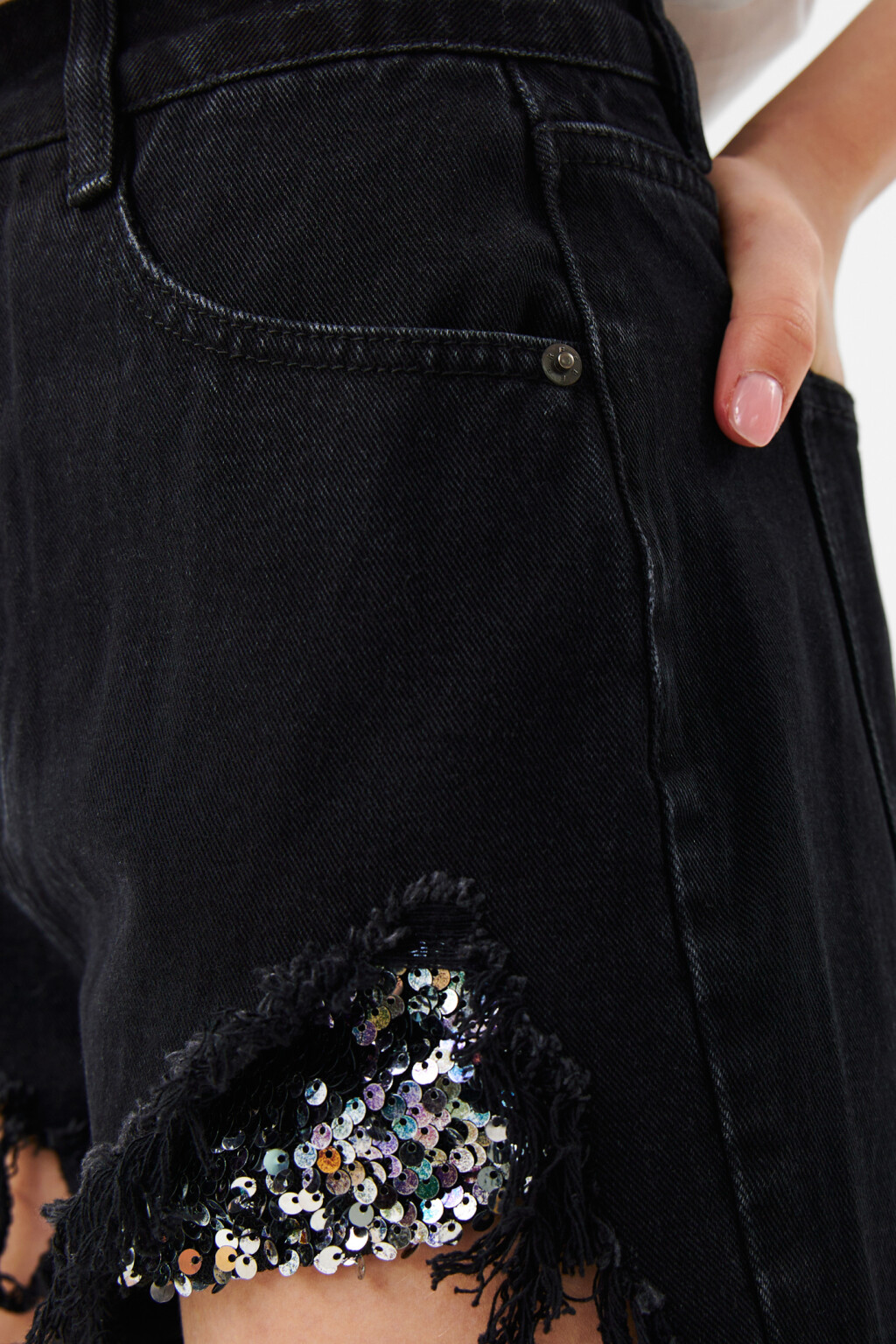 Шорты джинсовые с рваными краями - цвет черный - 6