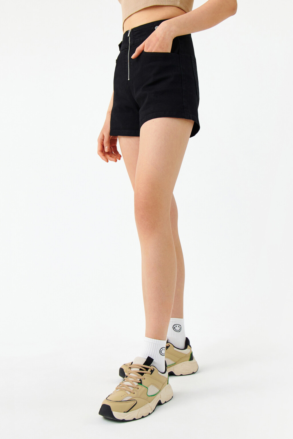 Шорты мини джинсовые с хлястиками и открытой молнией - цвет черный - 3