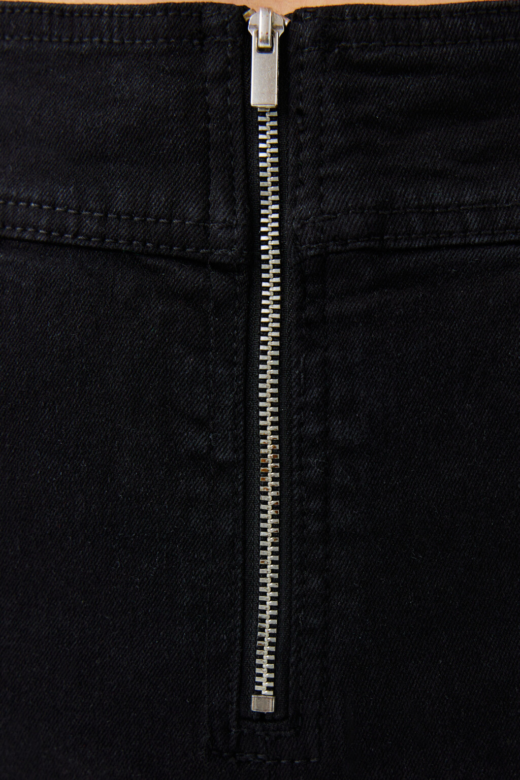 Шорты мини джинсовые с хлястиками и открытой молнией - цвет черный - 5