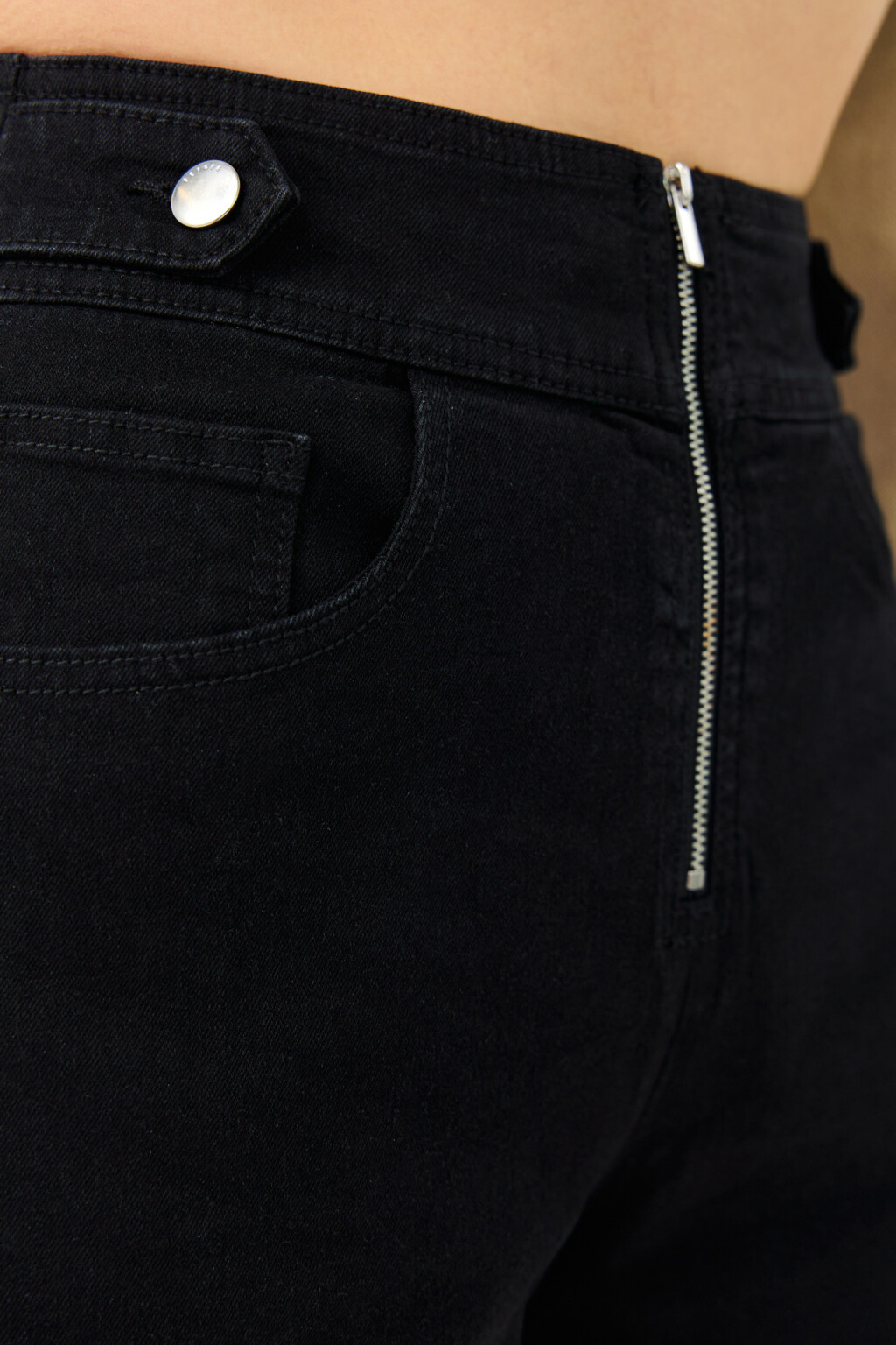 Шорты мини джинсовые с хлястиками и открытой молнией - цвет черный - 6