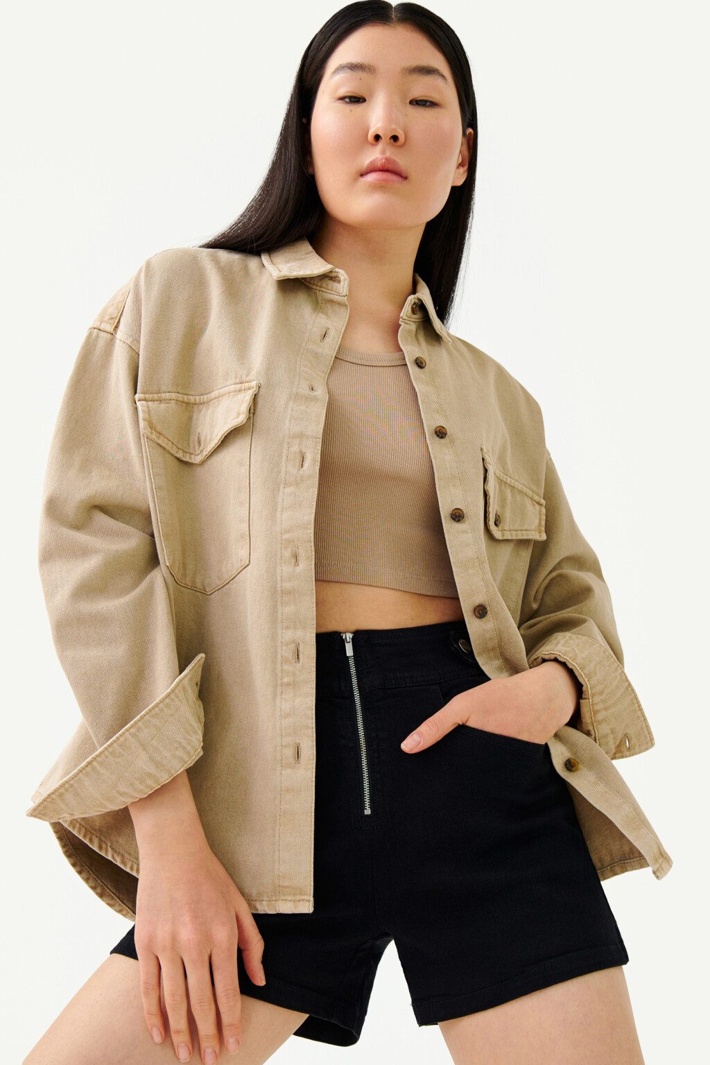 Шорты мини джинсовые с хлястиками и открытой молнией - цвет черный - 7