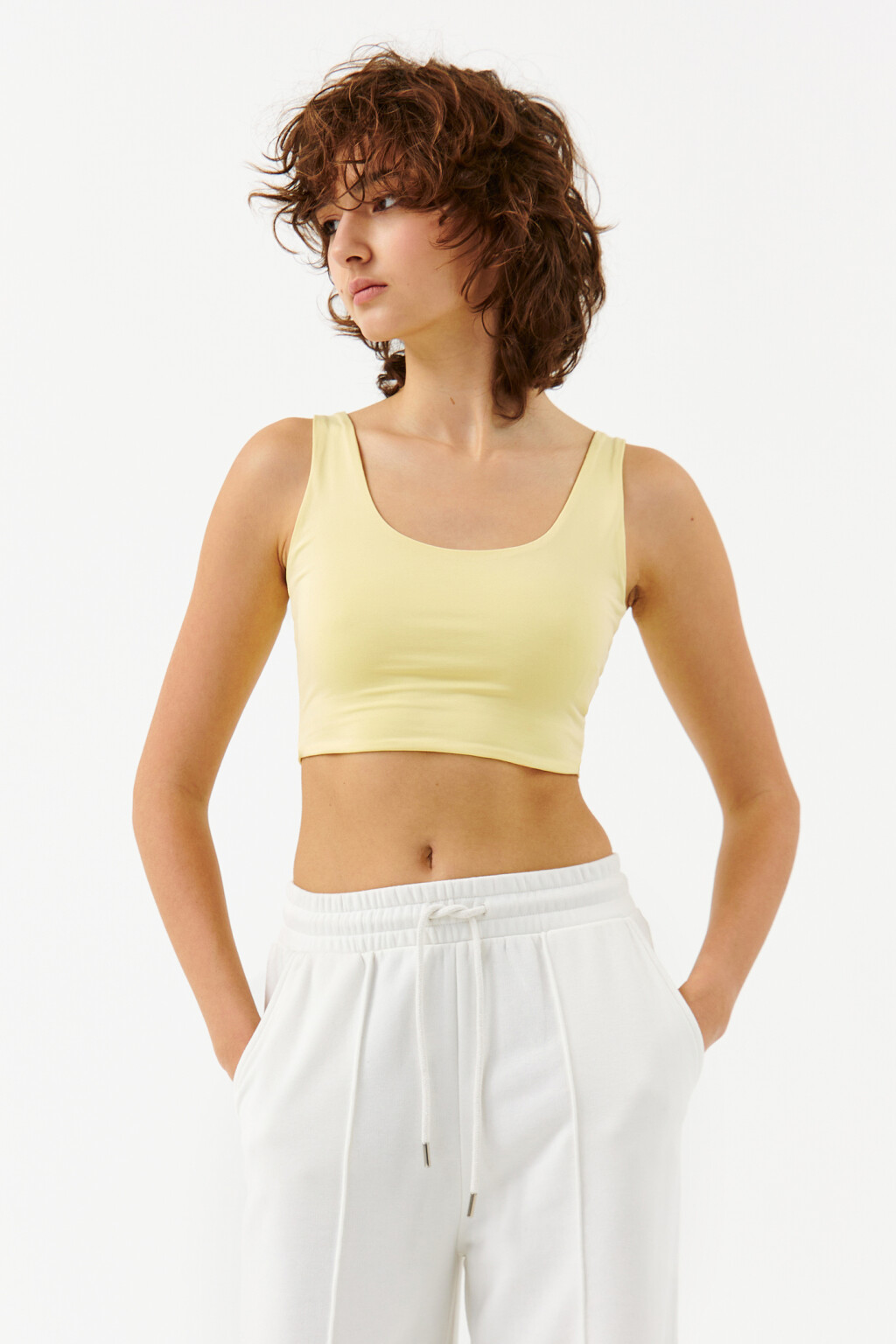 Кроп-топ на узких бретелях - цвет желтый - 1