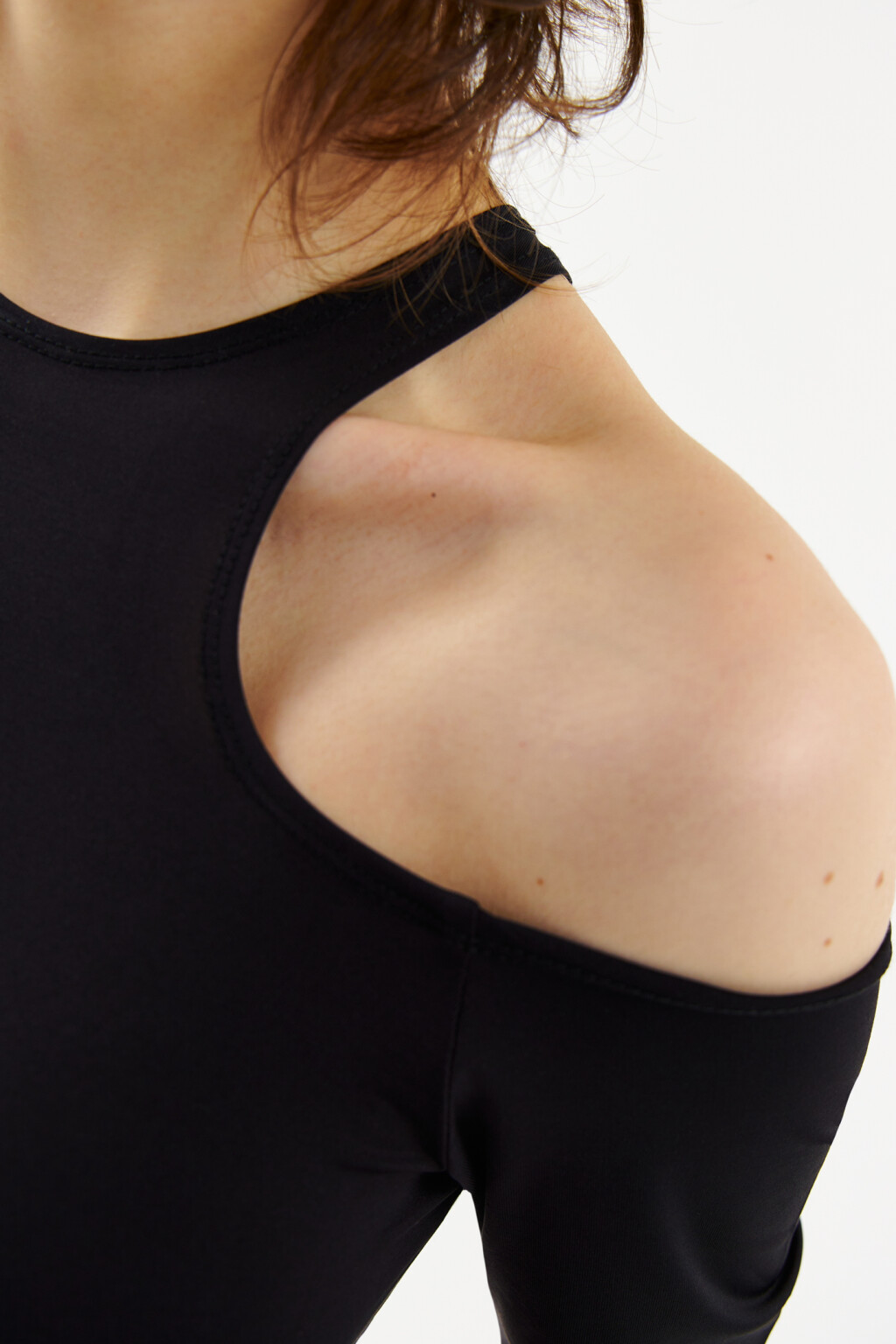 блузка-боди с вырезами на плечах - цвет черный - 6