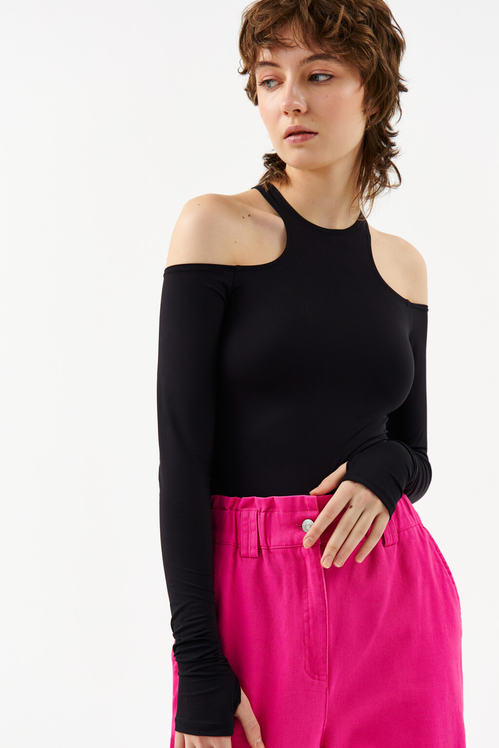 блузка-боди с вырезами на плечах - цвет черный - 8