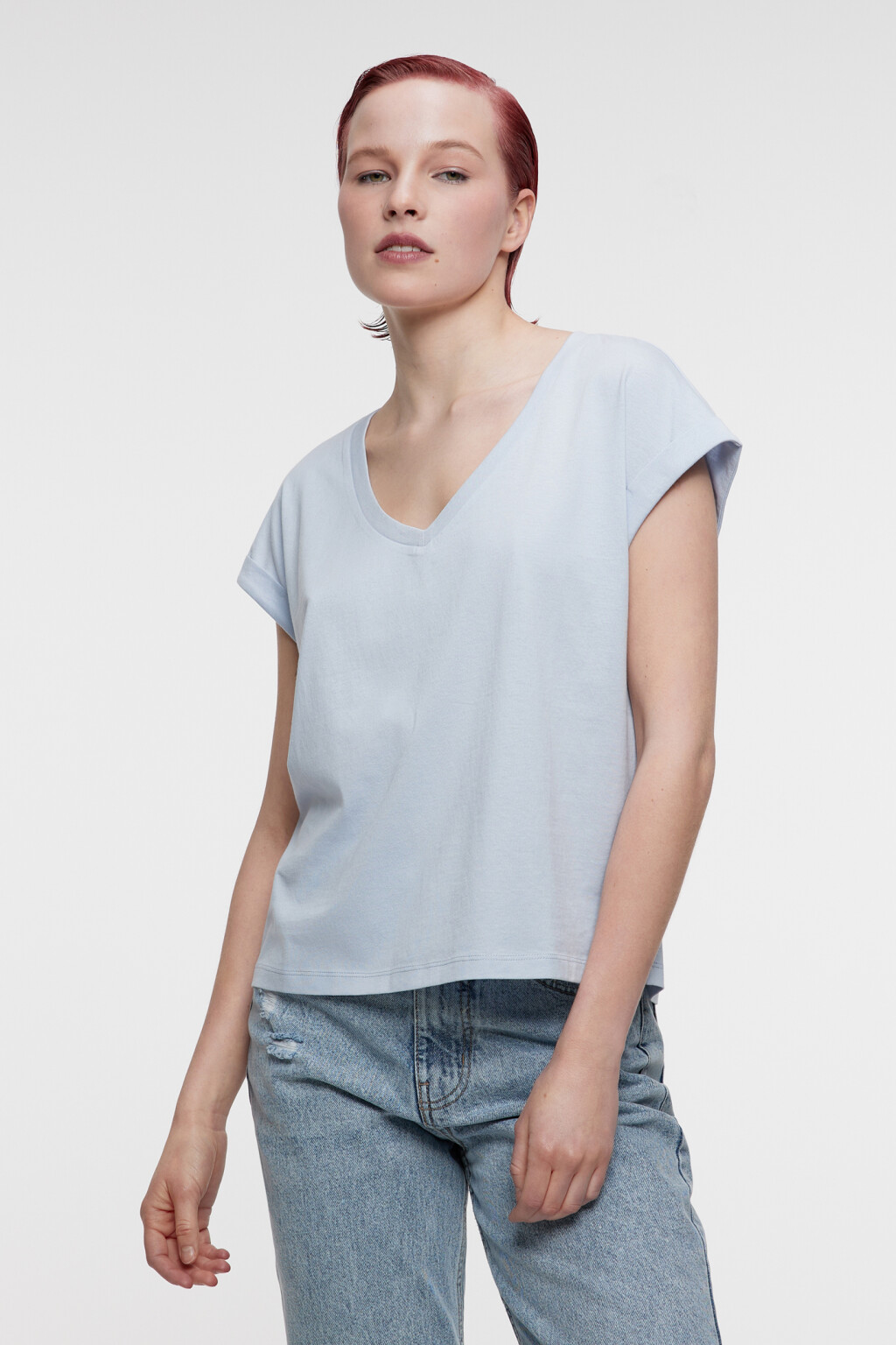 Футболка хлопковая с V-вырезом и подвернутыми рукавами - цвет голубой - 3