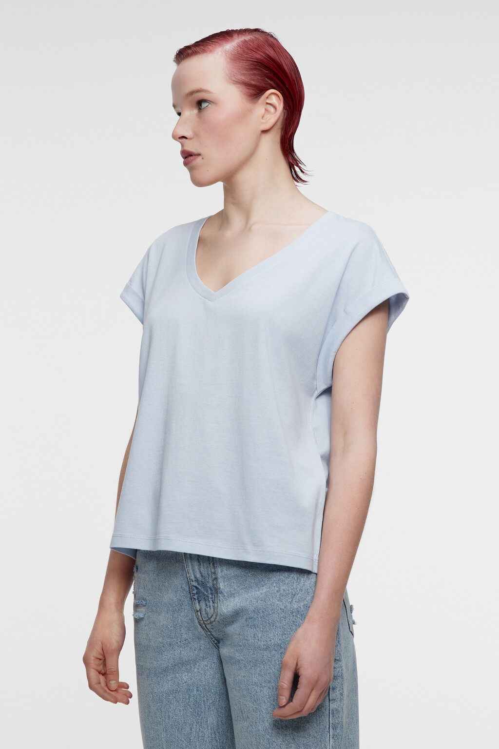 Футболка хлопковая с V-вырезом и подвернутыми рукавами - цвет голубой - 4