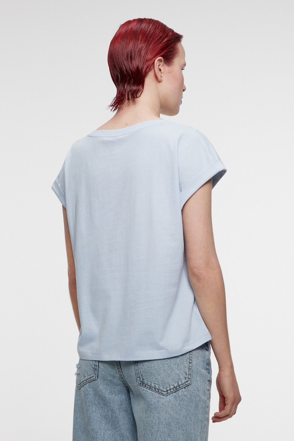 Футболка хлопковая с V-вырезом и подвернутыми рукавами - цвет голубой - 5