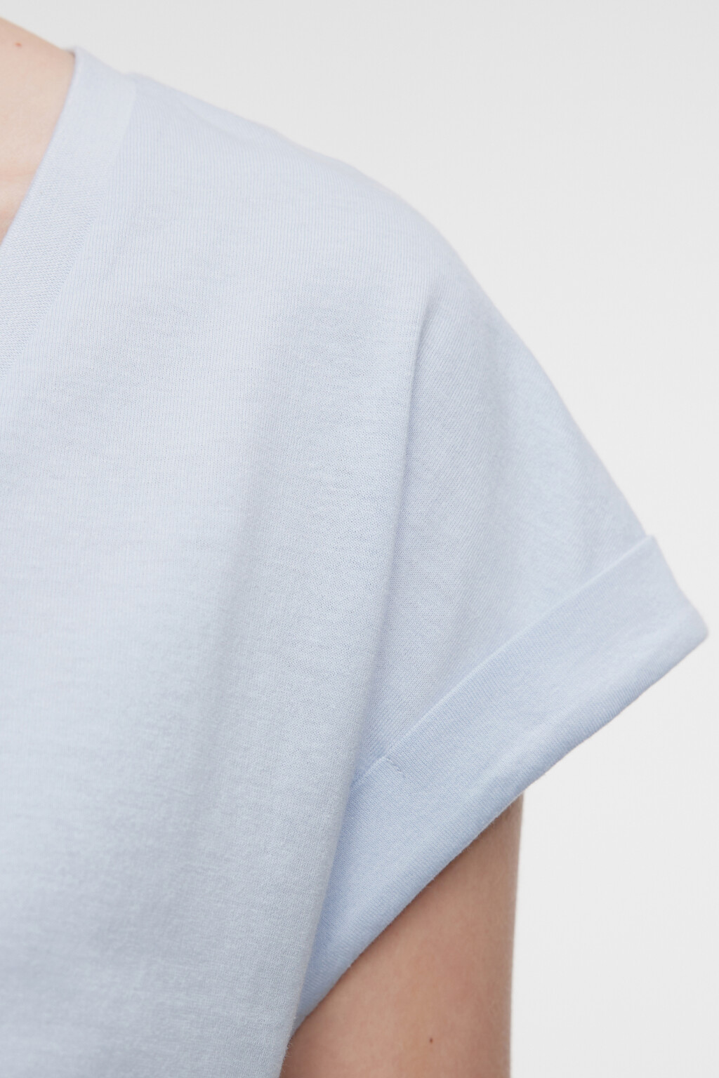 Футболка хлопковая с V-вырезом и подвернутыми рукавами - цвет голубой - 2