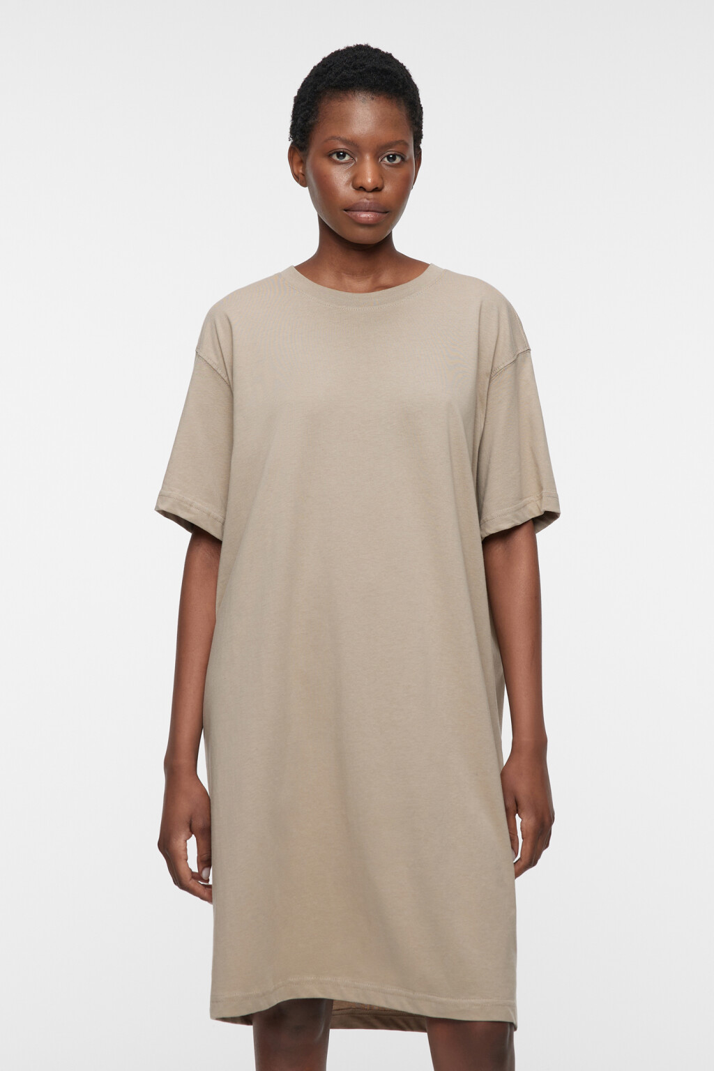 Платье-футболка мини хлопковое свободного кроя 2221440558, цвет ...