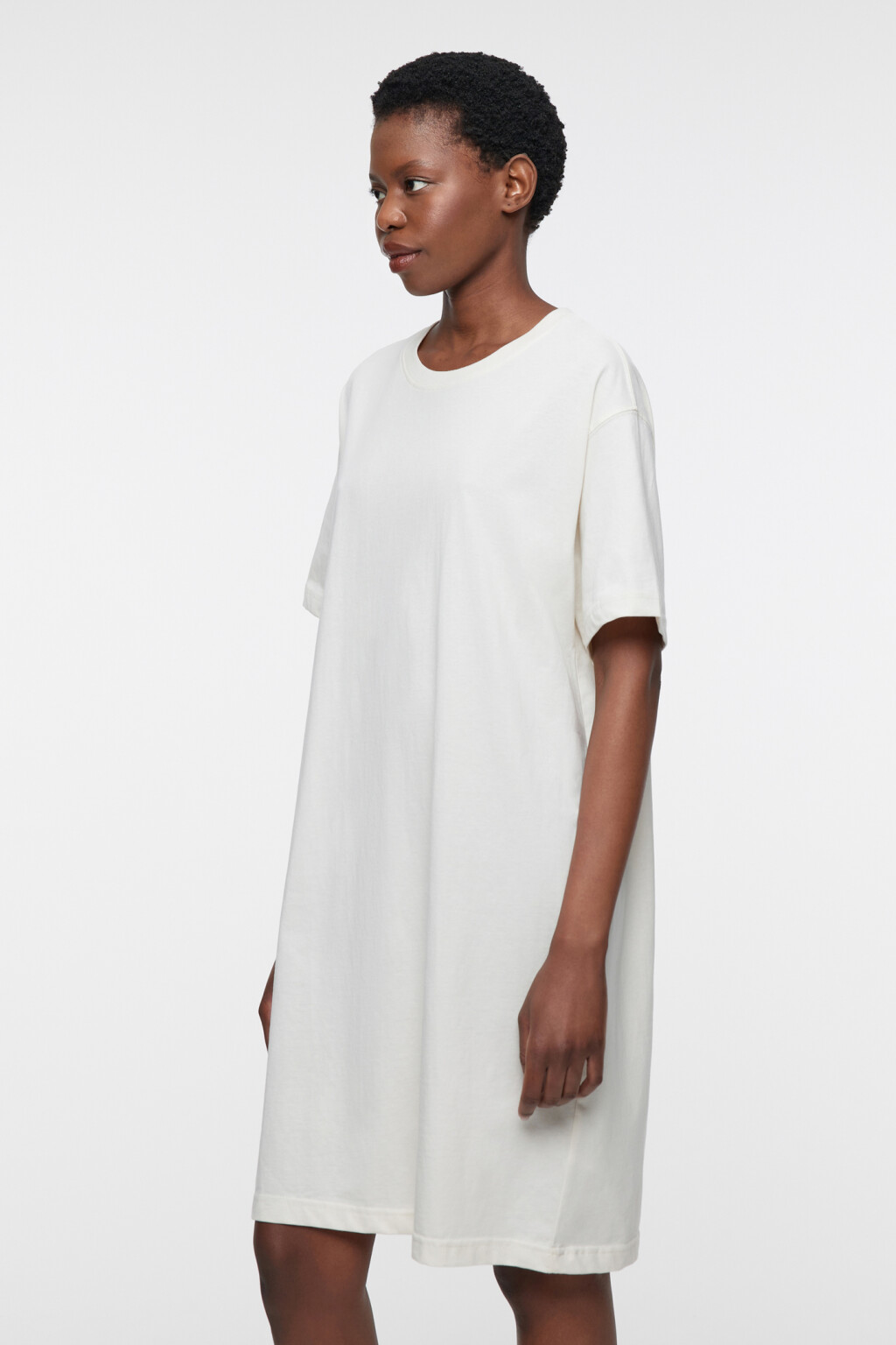 Платье-футболка мини хлопковое свободного кроя - цвет бежевый - 2