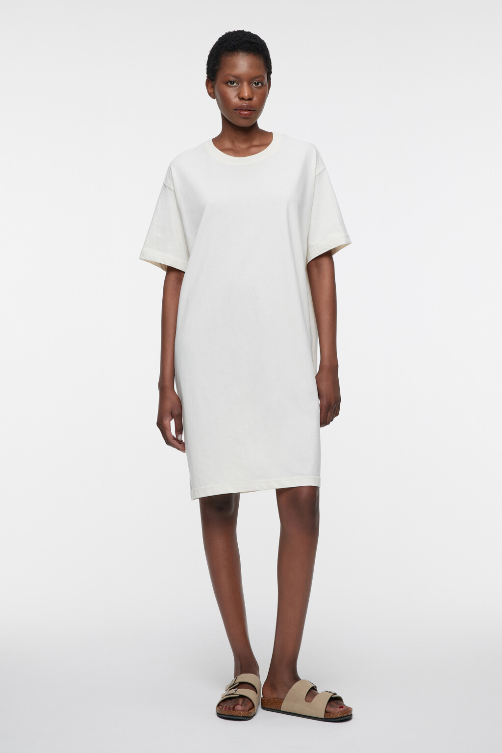 Платье-футболка мини хлопковое свободного кроя - цвет бежевый - 4