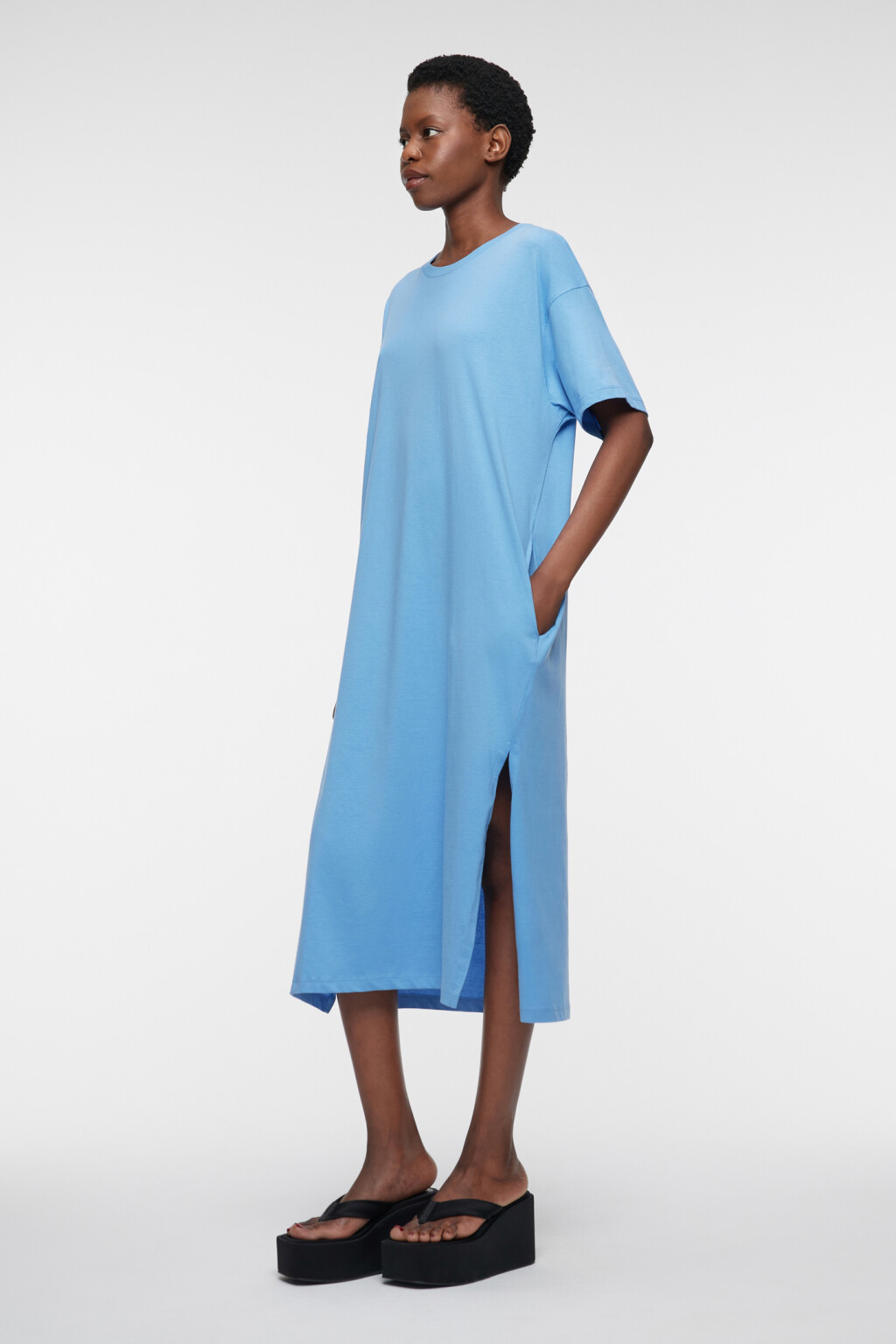 Платье-футболка миди хлопковое с разрезами и карманами - цвет голубой - 2