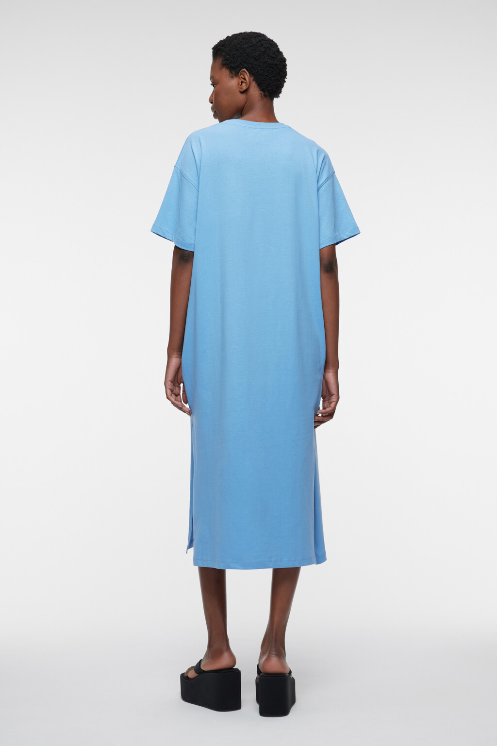 Платье-футболка миди хлопковое с разрезами и карманами - цвет голубой - 3