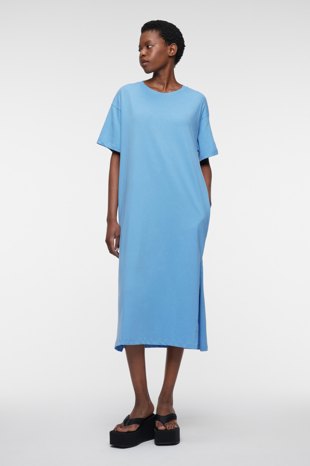 Платье-футболка миди хлопковое с разрезами и карманами - цвет голубой - 4