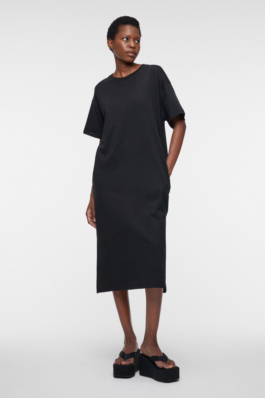 Платье-футболка миди хлопковое с разрезами и карманами - цвет черный - 4