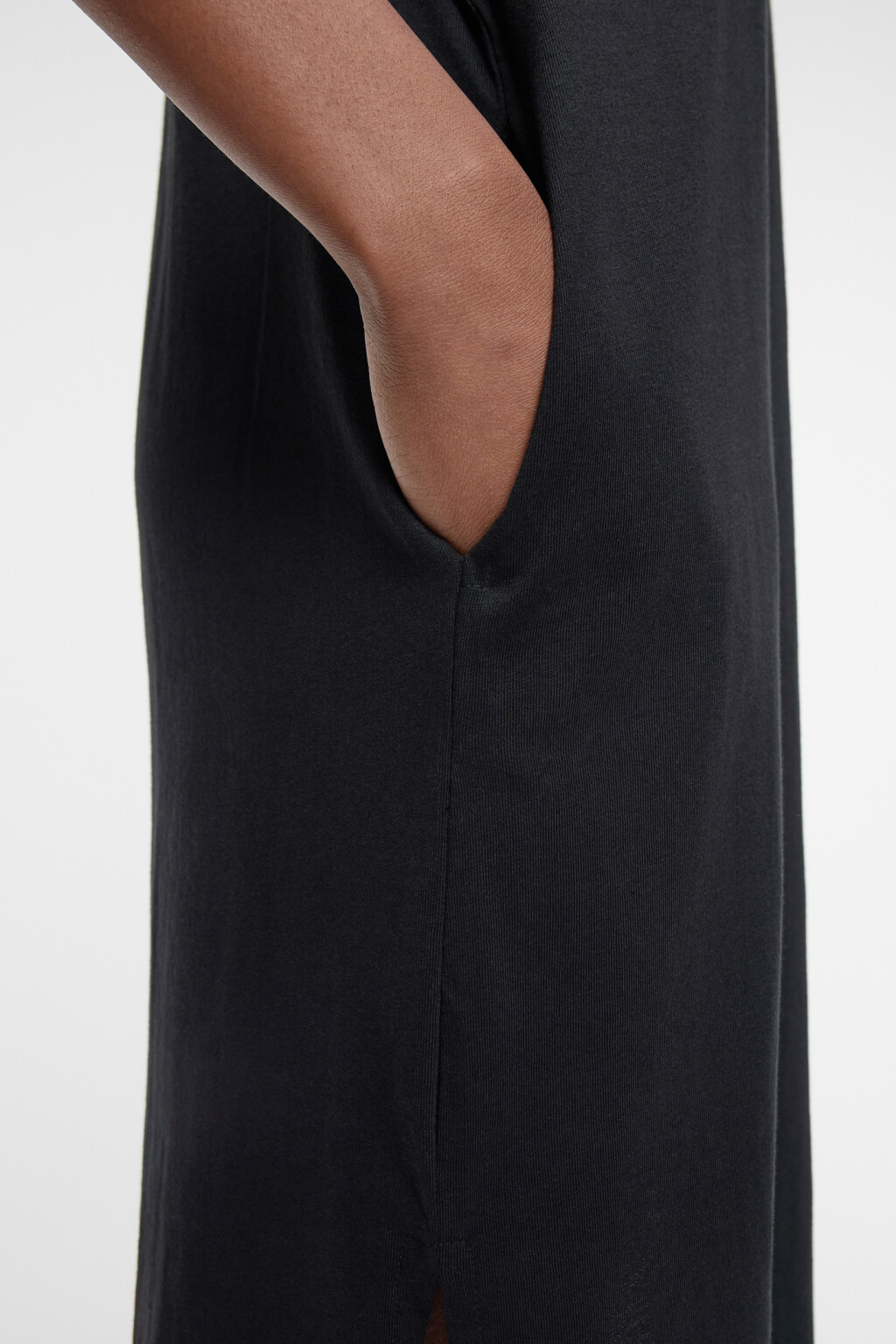 Платье-футболка миди хлопковое с разрезами и карманами - цвет черный - 6