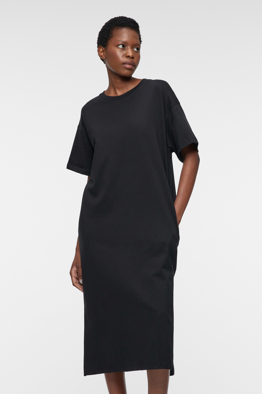 Платье-футболка миди хлопковое с разрезами и карманами - цвет черный - 7