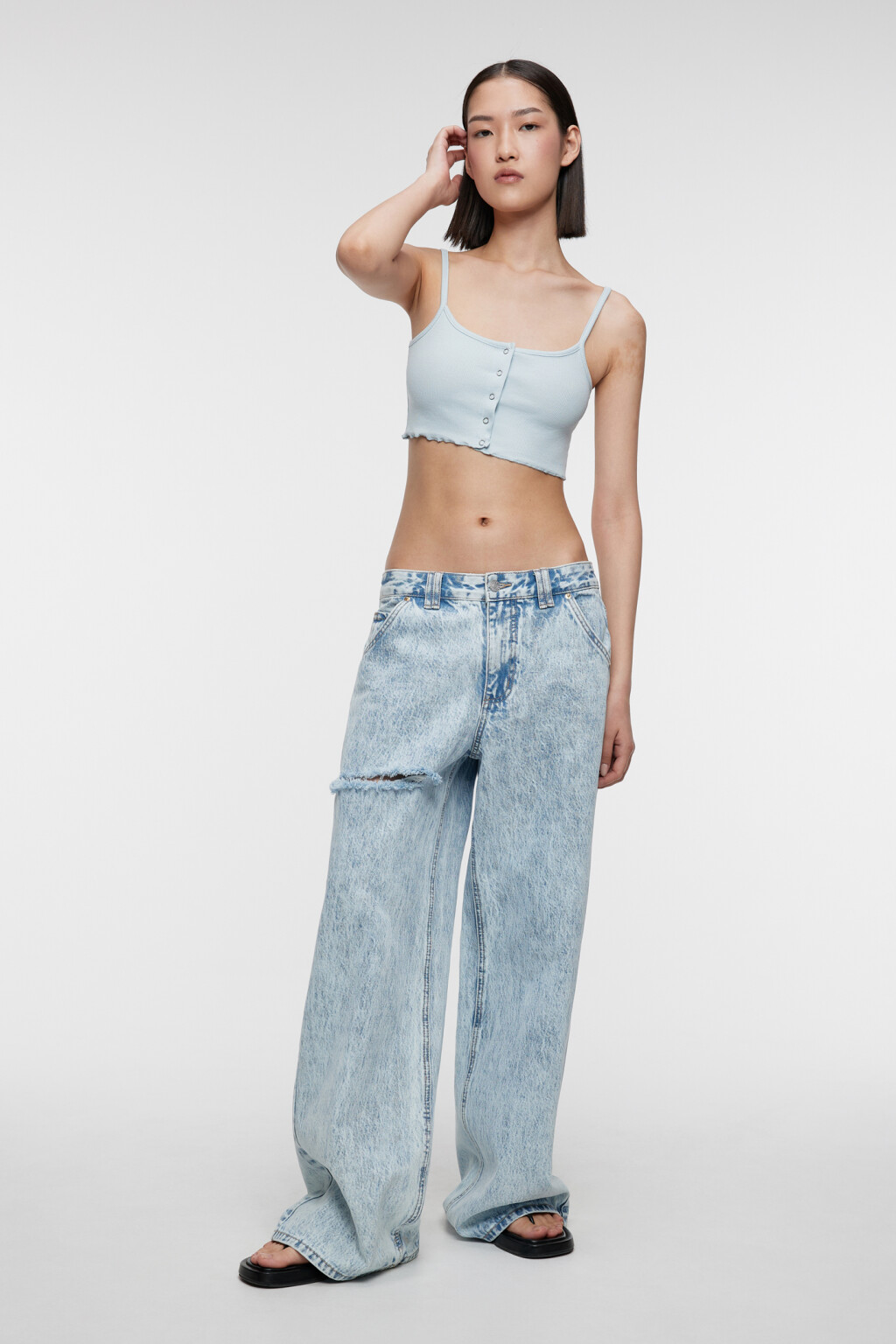 Топ-майка на тонких бретелях с волнистыми краями - цвет голубой - 4