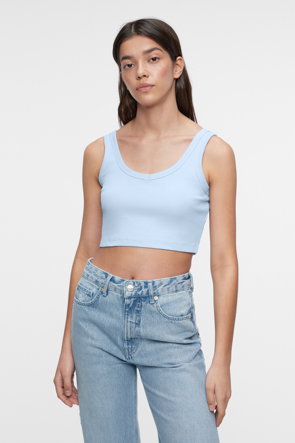 Майка-топ хлопковая укороченная на широких бретелях - цвет голубой - 1