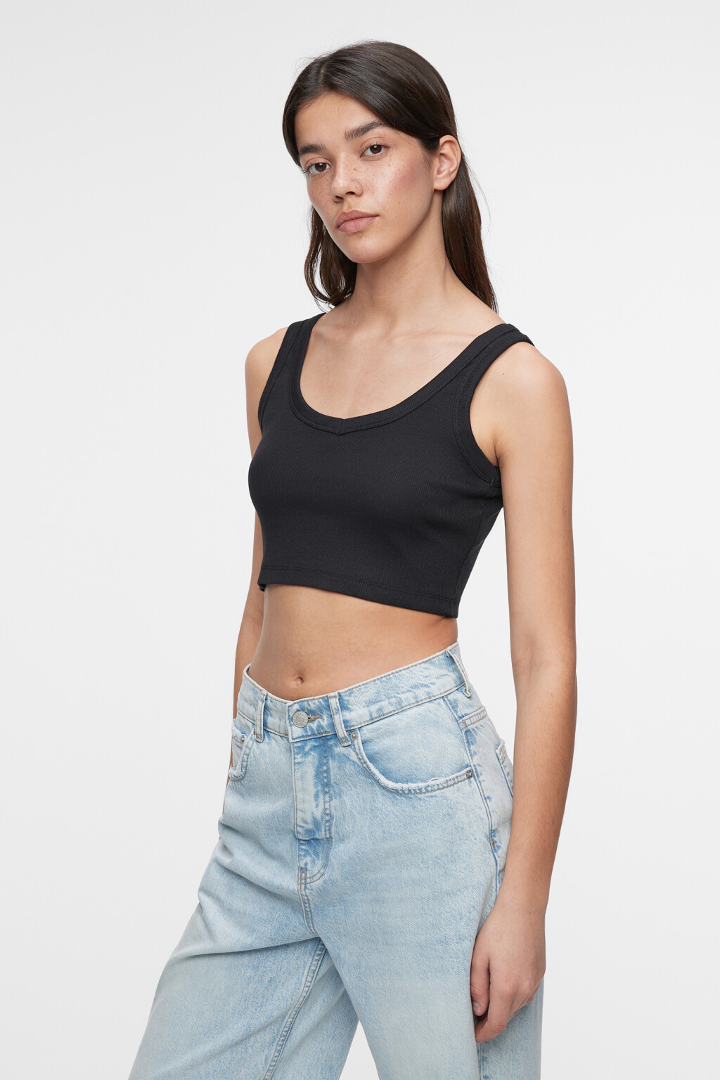 Майка-топ хлопковая укороченная на широких бретелях - цвет черный - 2