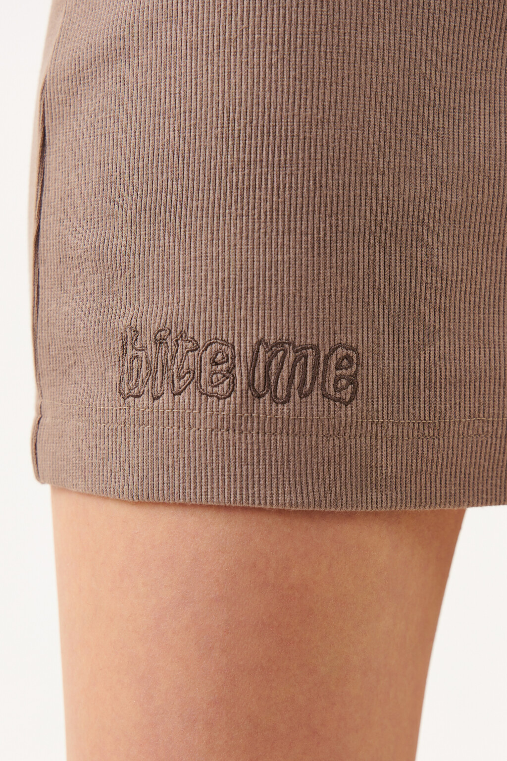 Юбка мини облегающая в рубчик - цвет коричневый - 5