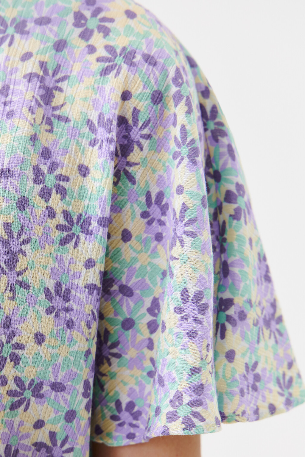 Платье мини с резинкой на талии и воланами - цвет фиолетовый - 6