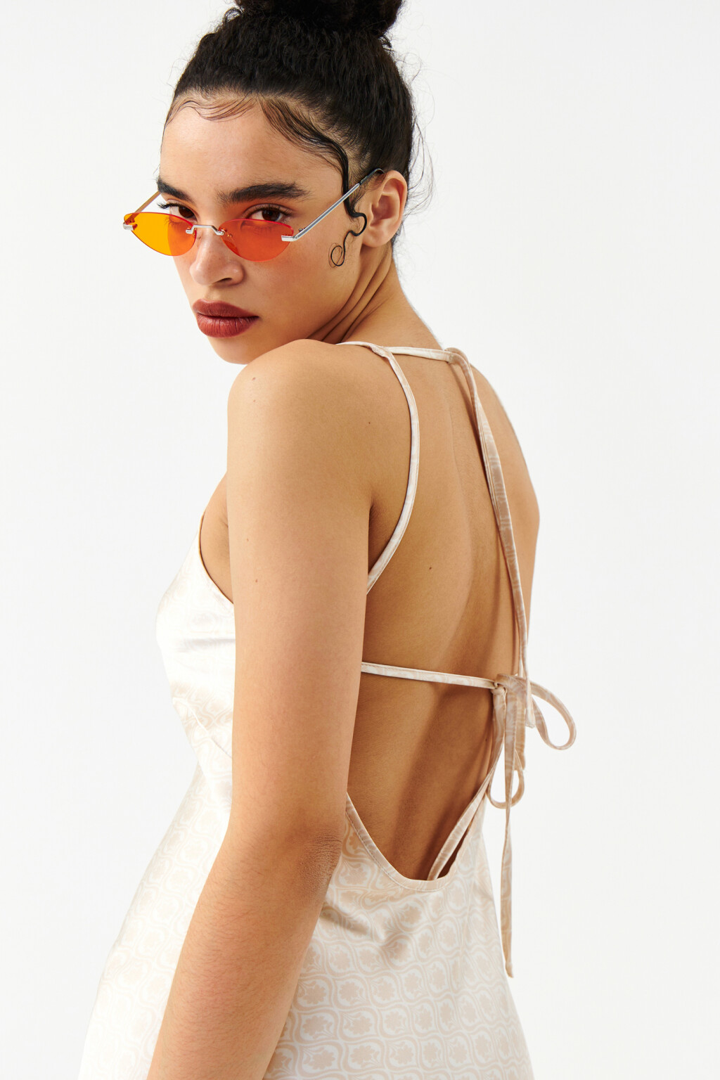 Платье миди атласное со шнуровкой на спине - цвет бежевый - 7