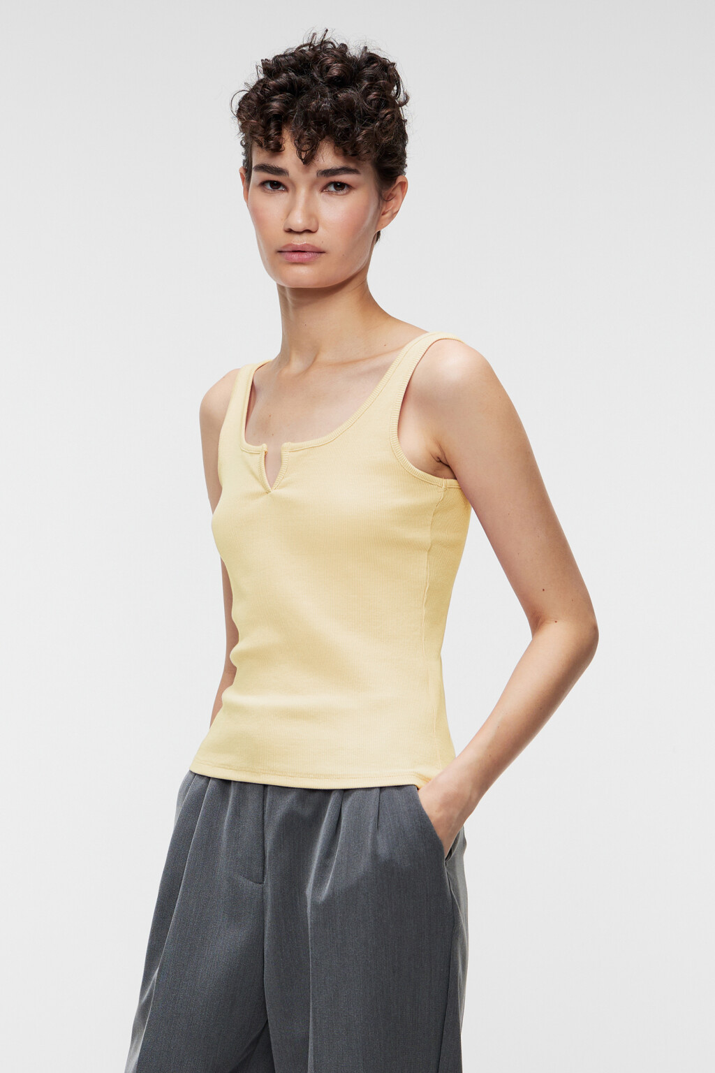 Майка облегающая хлопковая с разрезом на груди - цвет желтый - 2