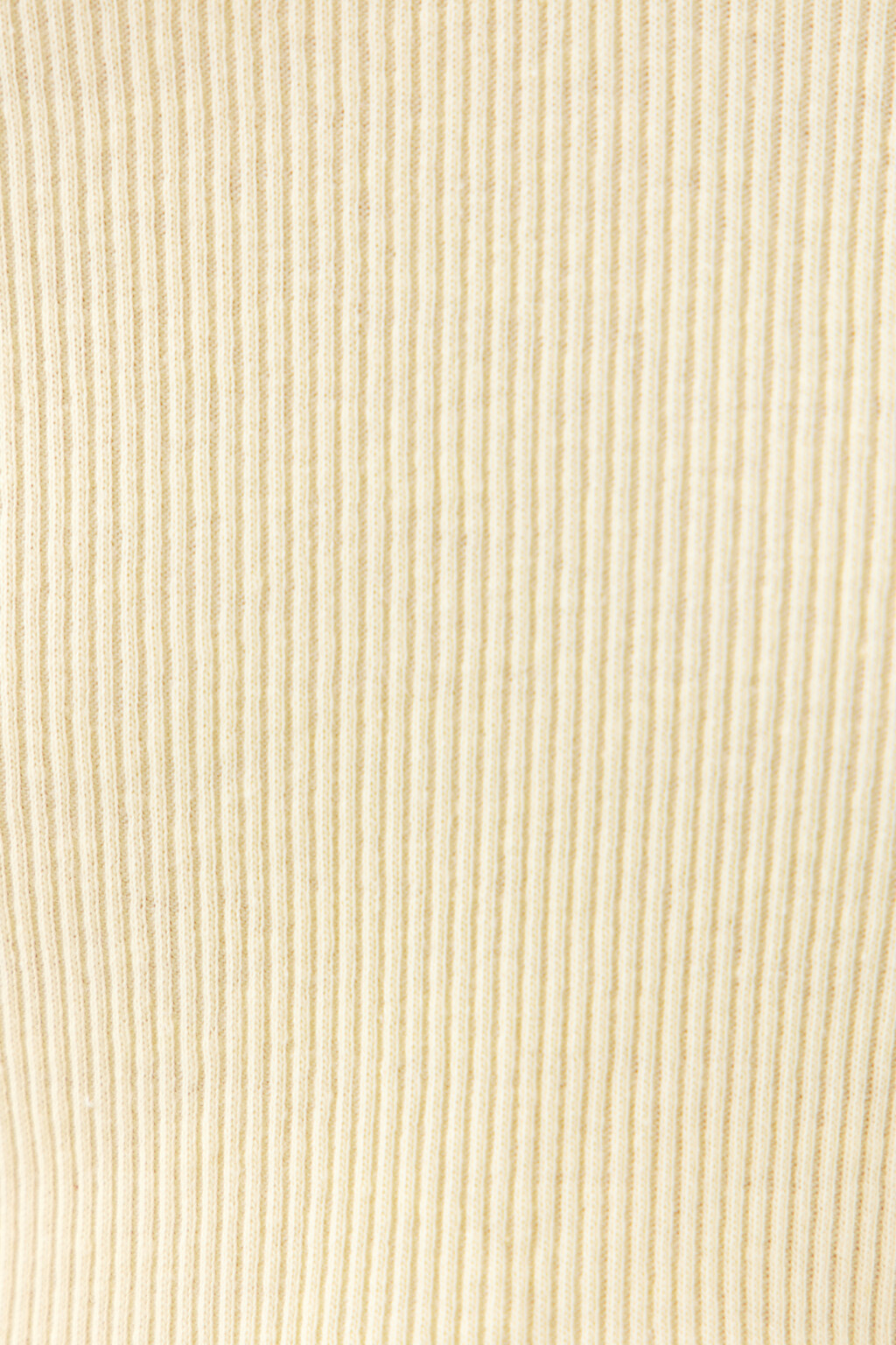 Майка облегающая хлопковая с разрезом на груди - цвет желтый - 5