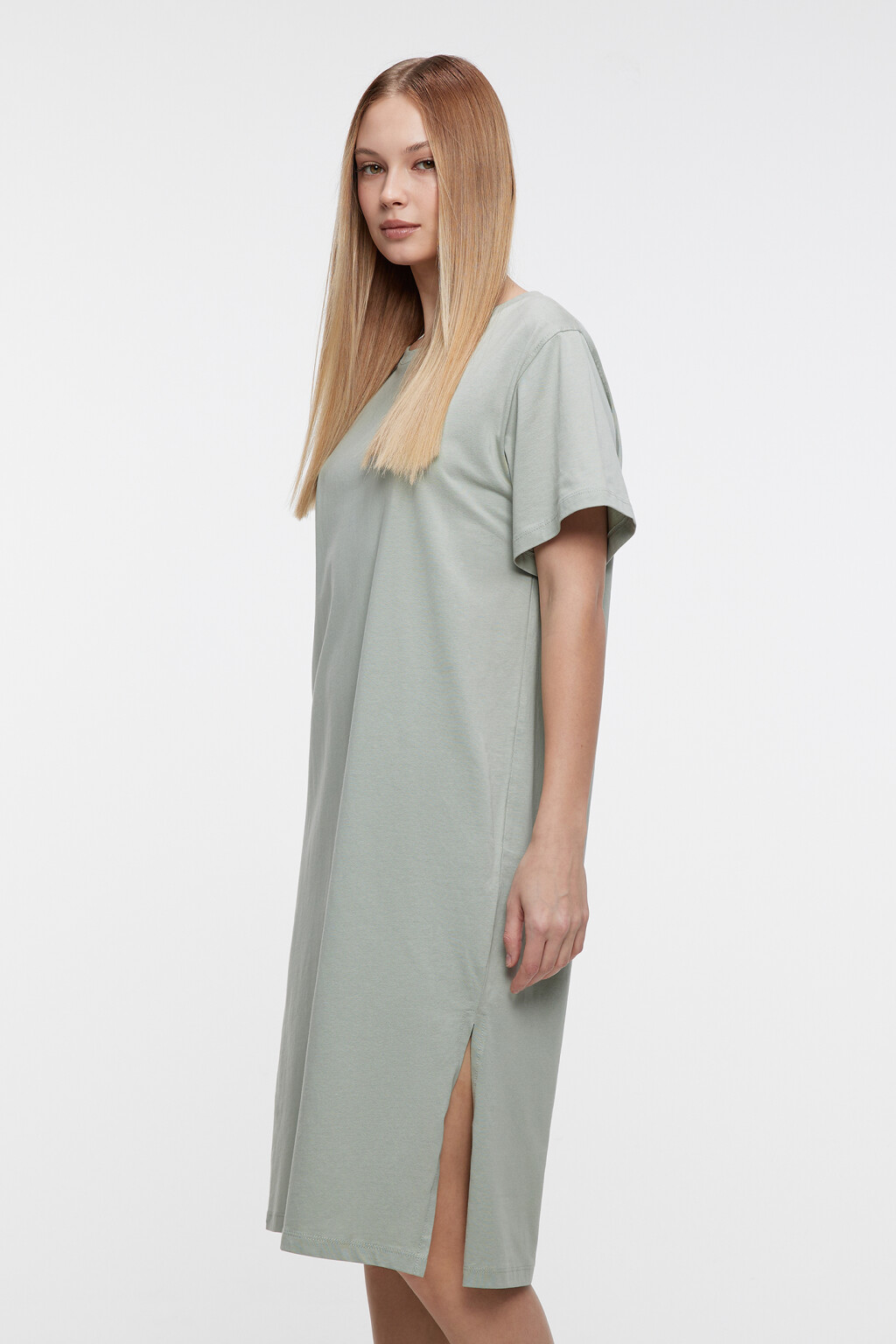 Платье-футболка миди хлопковое с разрезом - цвет зеленый - 2