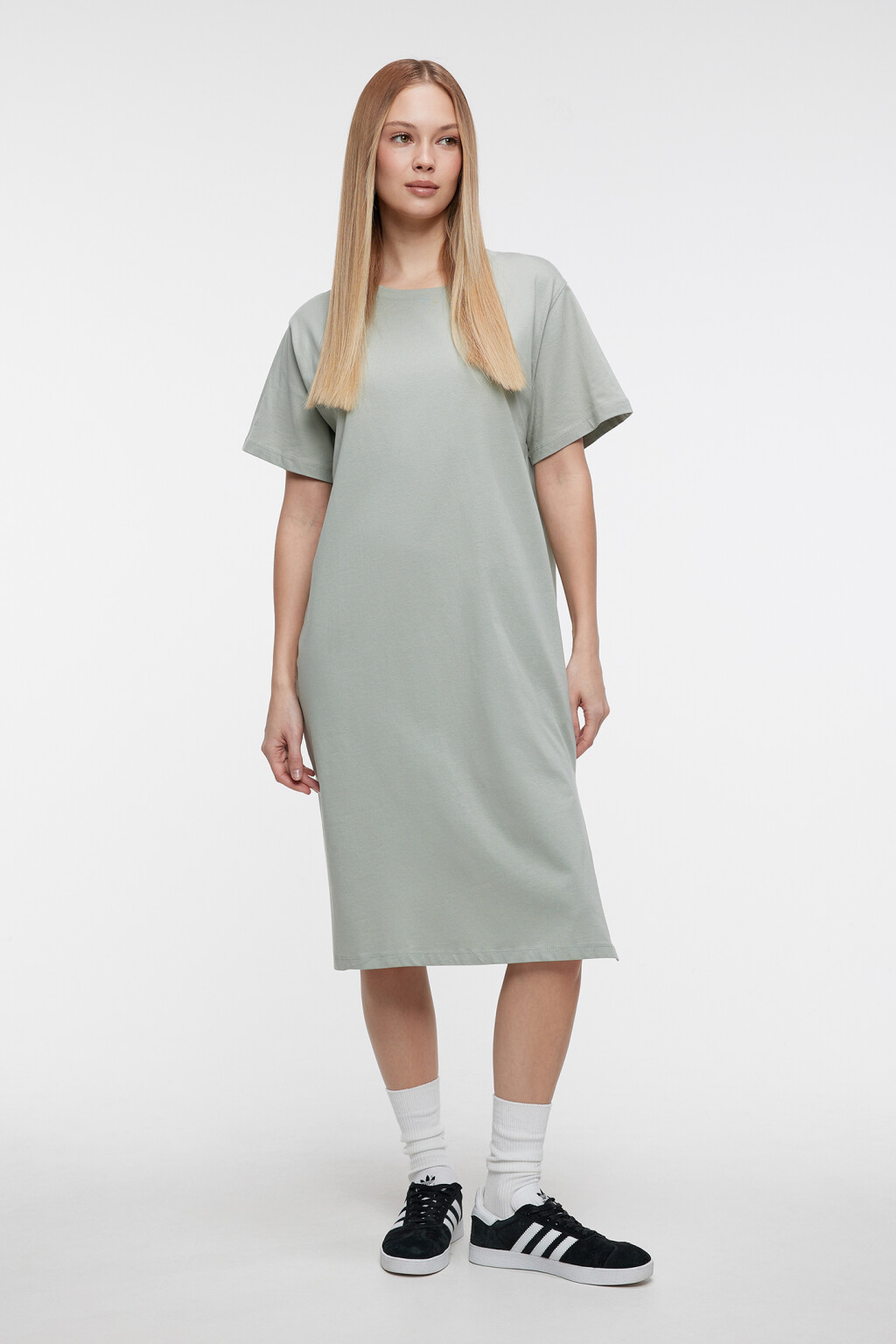 Платье-футболка миди хлопковое с разрезом - цвет зеленый - 4