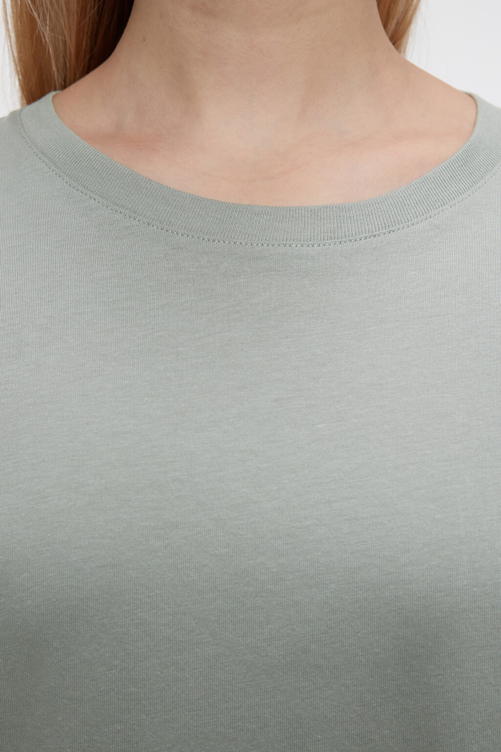 Платье-футболка миди хлопковое с разрезом - цвет зеленый - 6