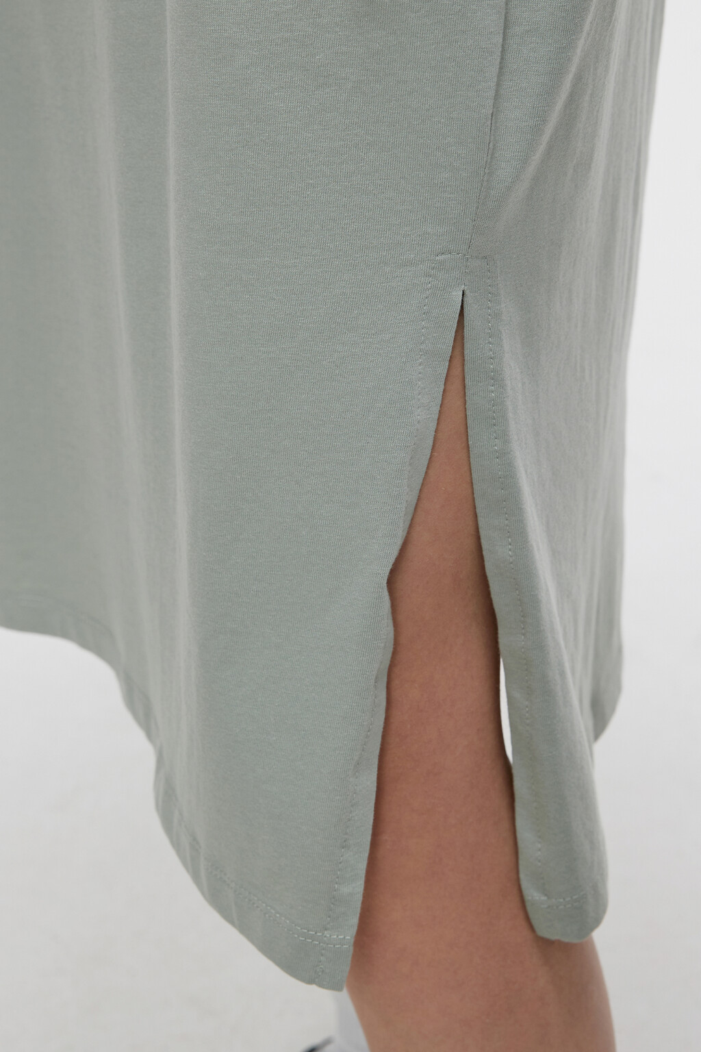 Платье-футболка миди хлопковое с разрезом - цвет зеленый - 7