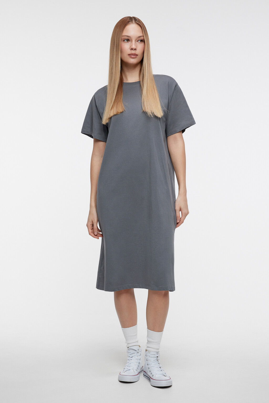 Платье-футболка миди хлопковое с разрезом - цвет серый - 1