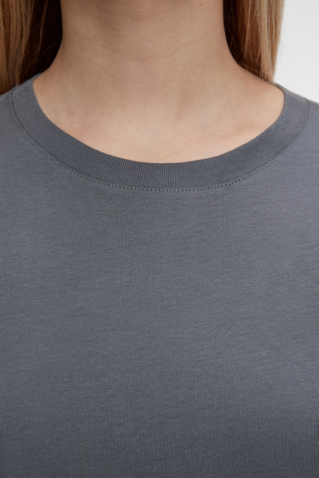 Платье-футболка миди хлопковое с разрезом - цвет серый - 5