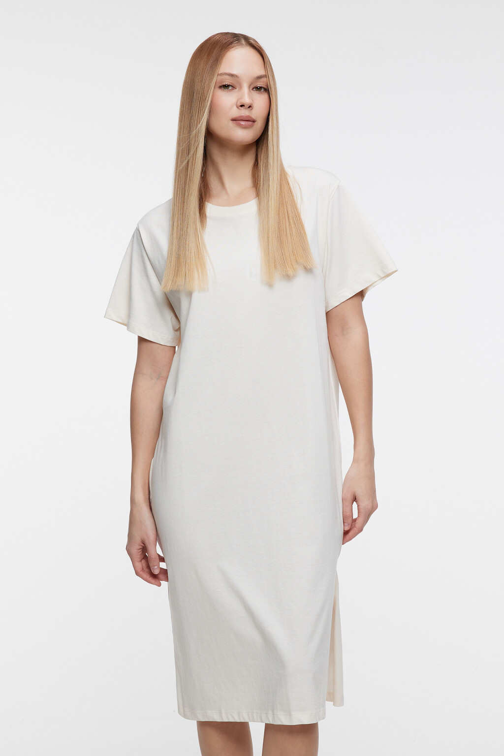 Платье-футболка миди хлопковое с разрезом - цвет бежевый - 2