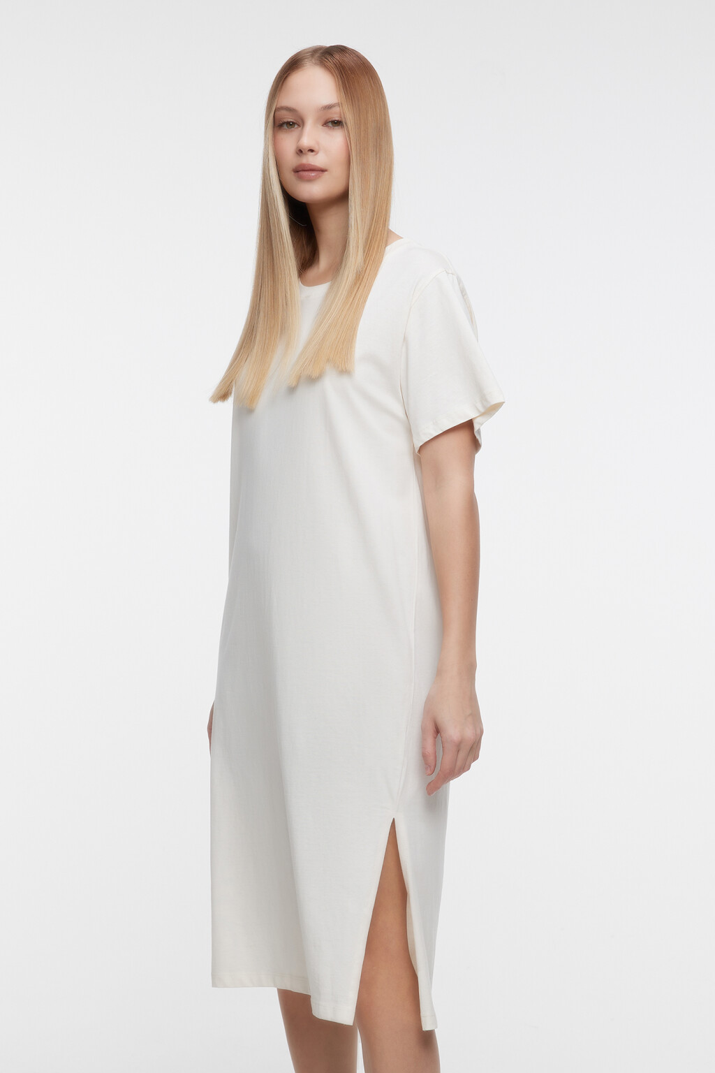 Платье-футболка миди хлопковое с разрезом - цвет бежевый - 3