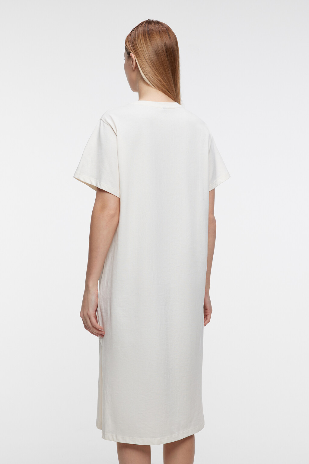 Платье-футболка миди хлопковое с разрезом - цвет бежевый - 4