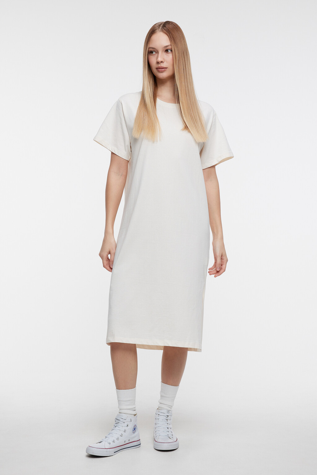 Платье-футболка миди хлопковое с разрезом - цвет бежевый - 1