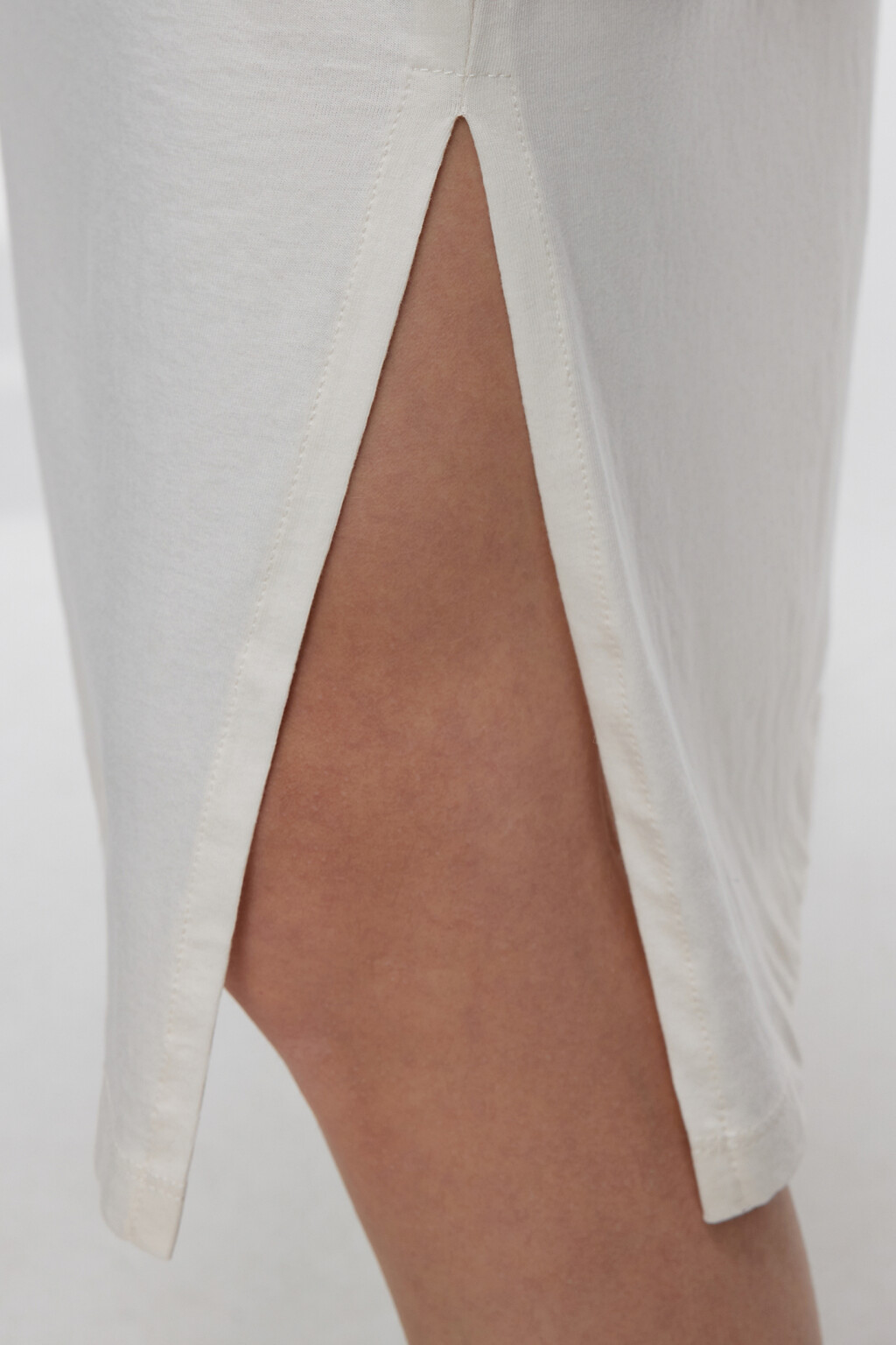 Платье-футболка миди хлопковое с разрезом - цвет бежевый - 7