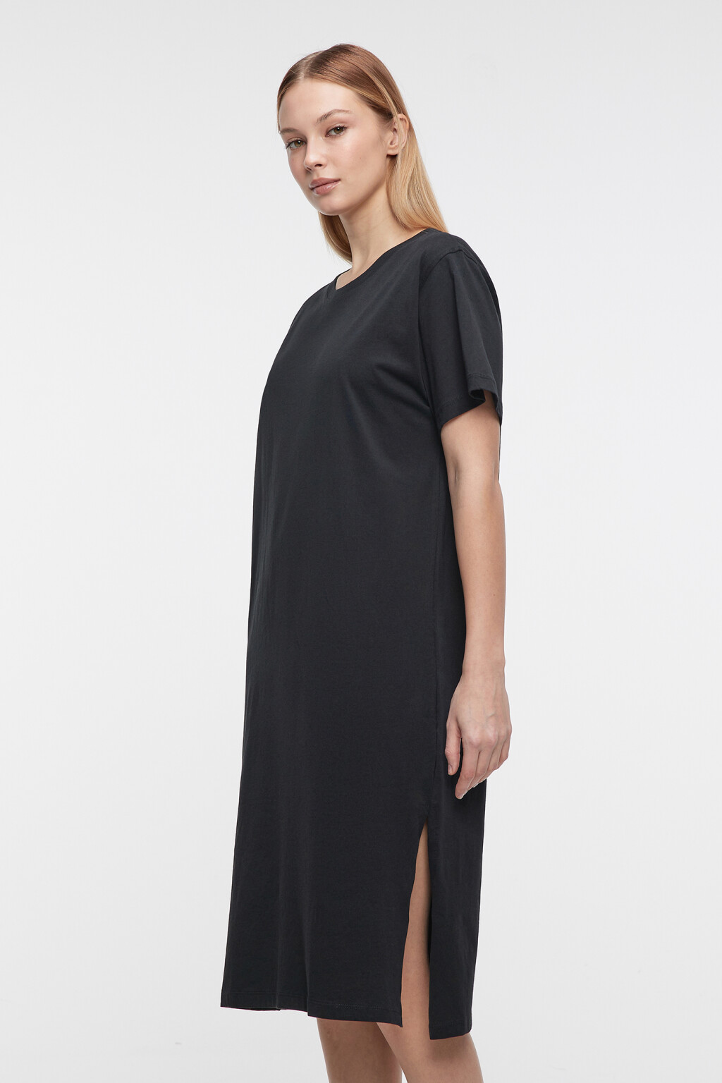 Платье-футболка миди хлопковое с разрезом - цвет черный - 2