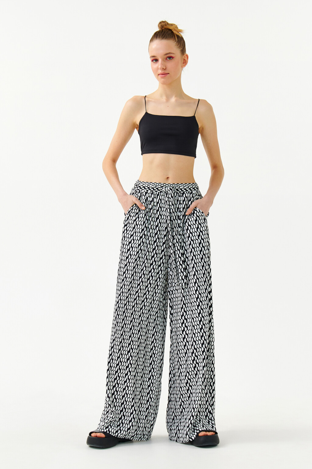 Брюки суперширокие с завязками на талии - цвет черный - 4