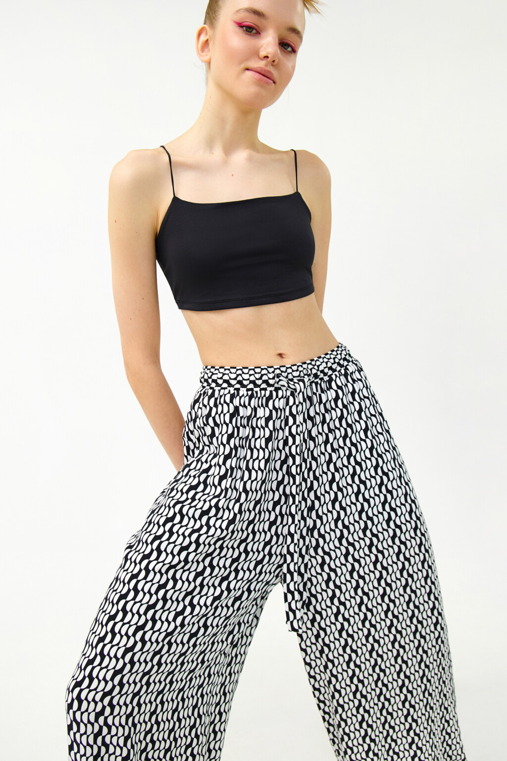 Брюки суперширокие с завязками на талии - цвет черный - 7