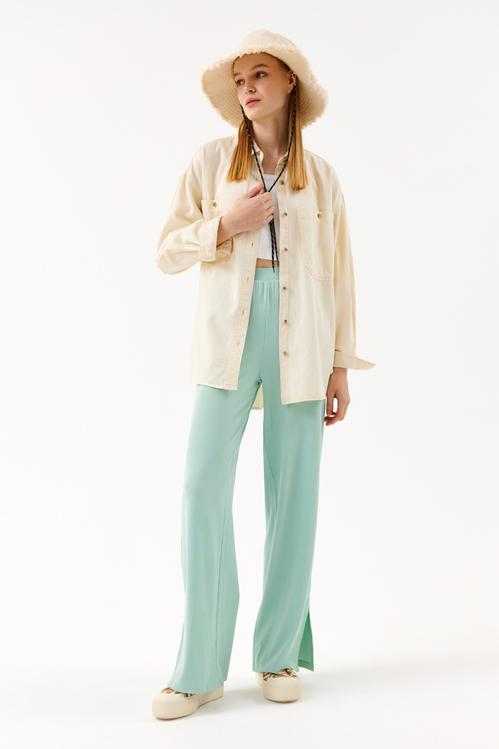 Брюки широкие с разрезами снизу - цвет зеленый - 4