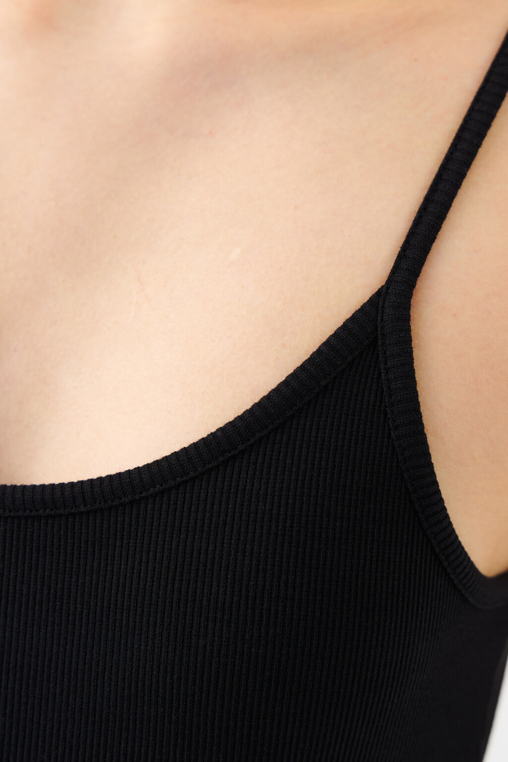 Майка облегающая на тонких бретелях - цвет черный - 6